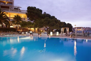Piscine extérieure, chaises longues
