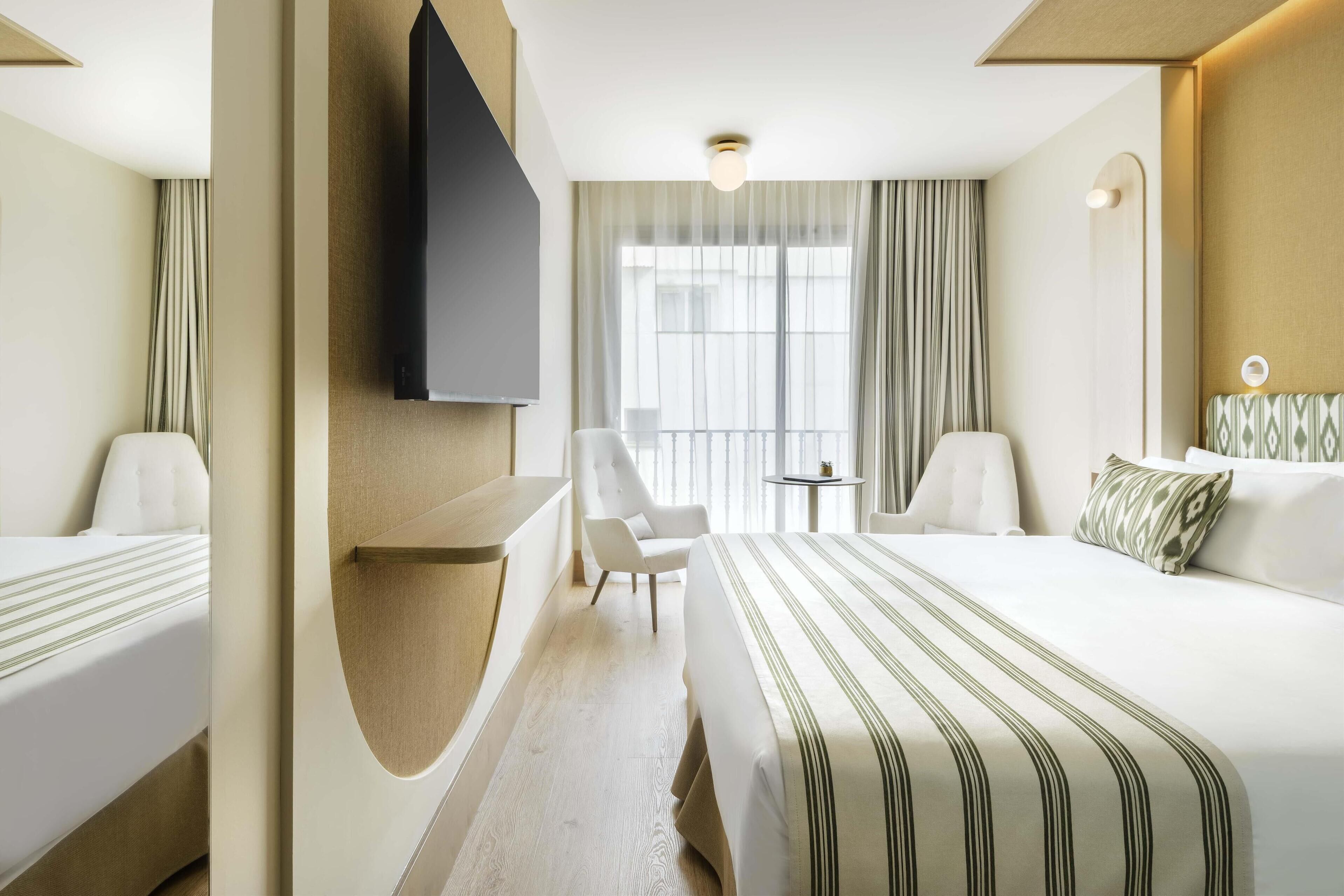 In-room safe, laptop workspace, blackout drapes, iron/ironing board