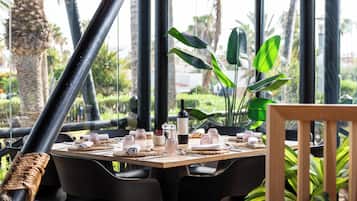 3 restaurants; ze serveren er ontbijt, lunch en diner