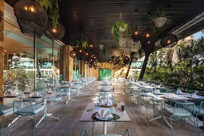 3 restaurants, servant le déjeuner et le dîner; cuisine brésilienne
