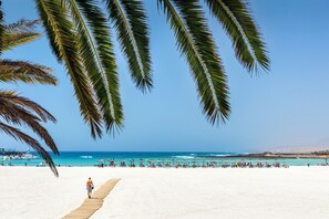 Sur la plage, volleyball
