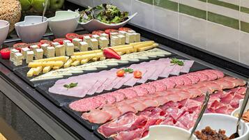 Se ofrece un desayuno bufé (21 EUR por persona)