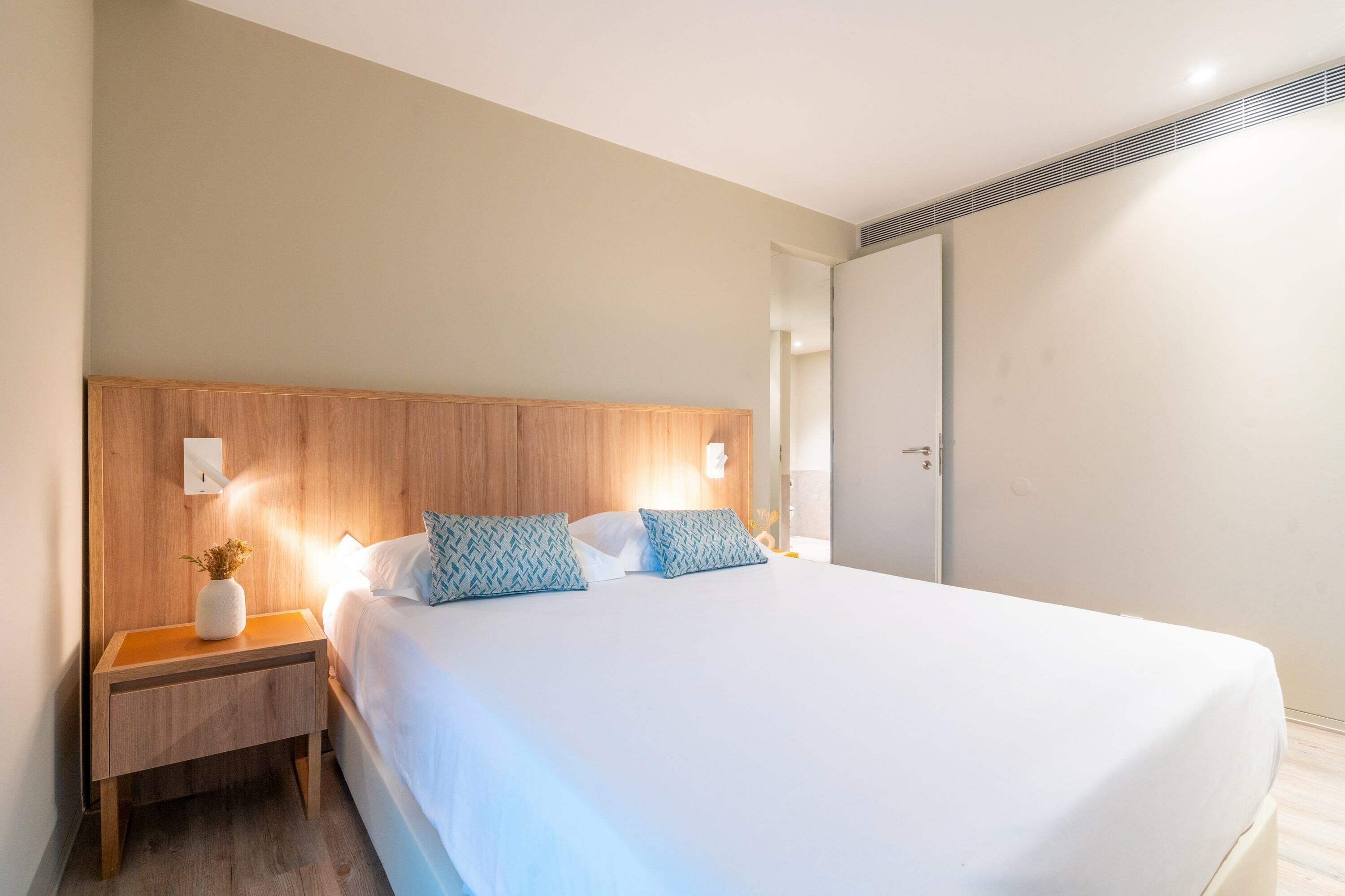 Hypo-allergenic bedding, in-room safe, desk, laptop workspace