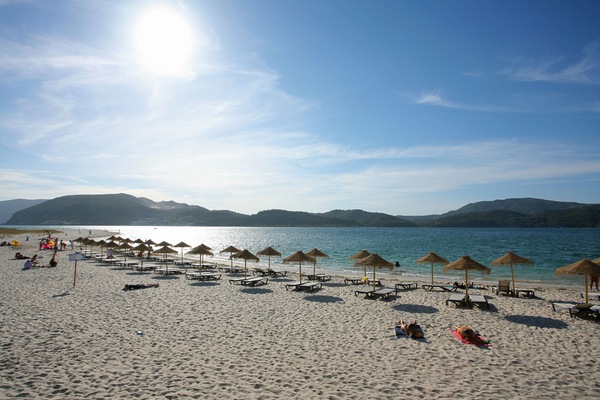 Aan het strand, wit zand, een strandbar