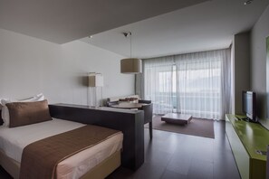 Hypo-allergenic bedding, in-room safe, desk, laptop workspace - The Anchor Troia River (Grandola)