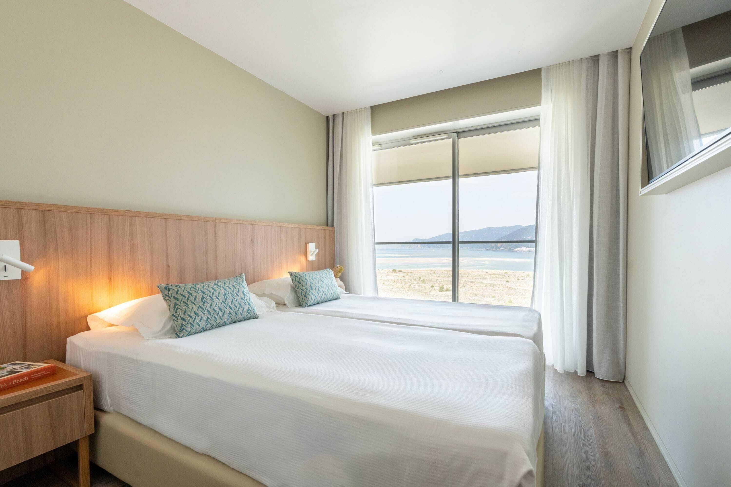 Hypo-allergenic bedding, in-room safe, desk, laptop workspace