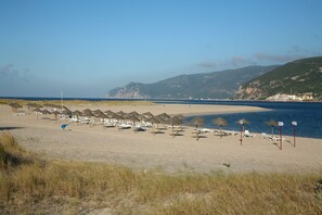 På stranden og strandbar