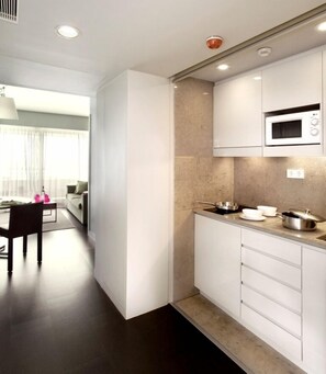 Pengeskab på værelset, mørklægningsgardiner, strygejern/strygebræt