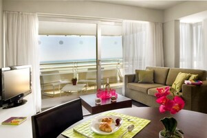 Caja fuerte, cortinas opacas, tabla de planchar con plancha y cunas