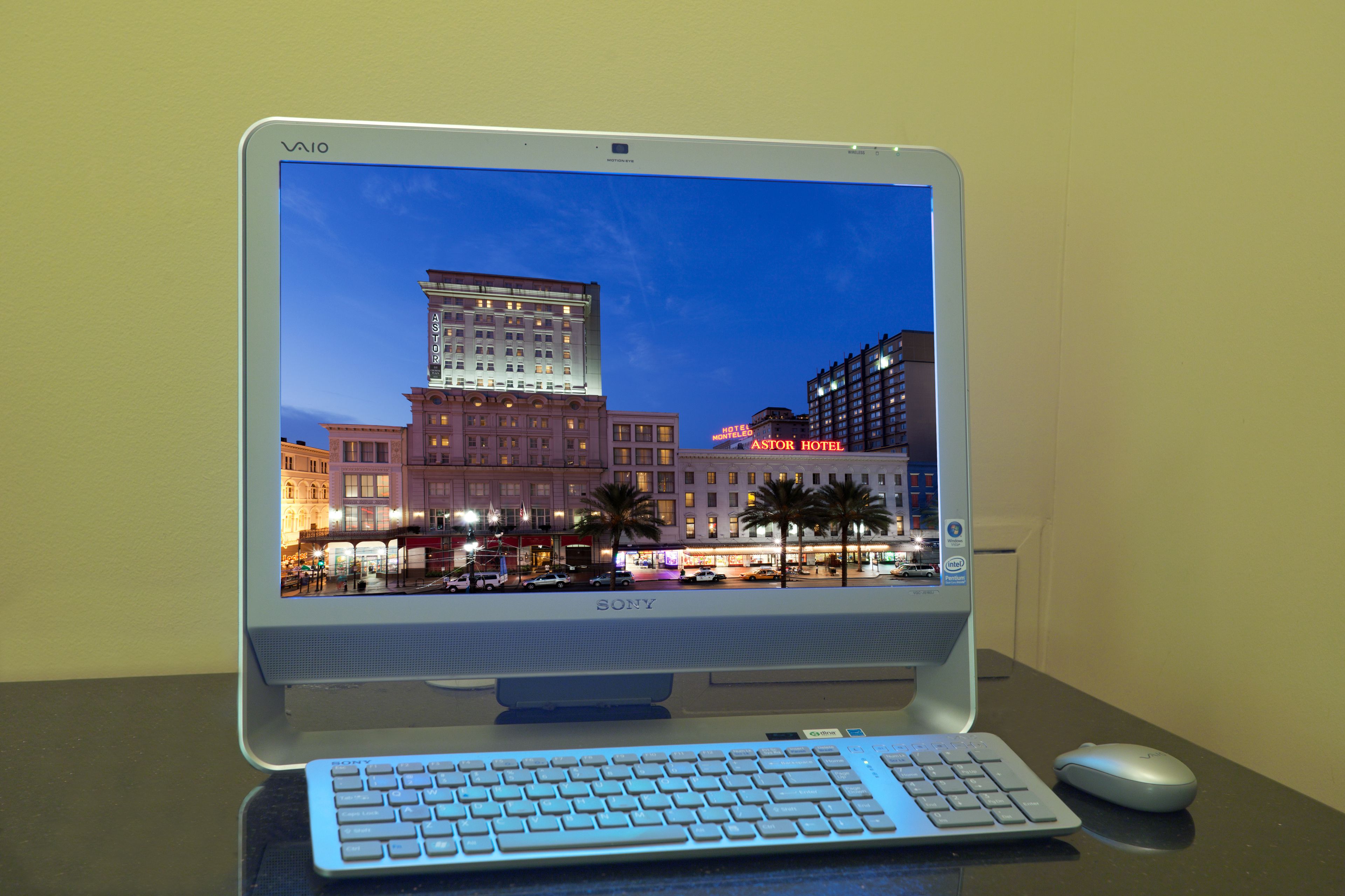 Una computadora de escritorio con un papel tapiz de paisaje urbano.