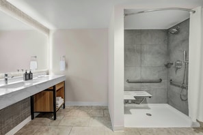 Kamer, 1 kingsize bed | Badkamer | Een bad/douchecombinatie, designer toiletartikelen, een haardroger
