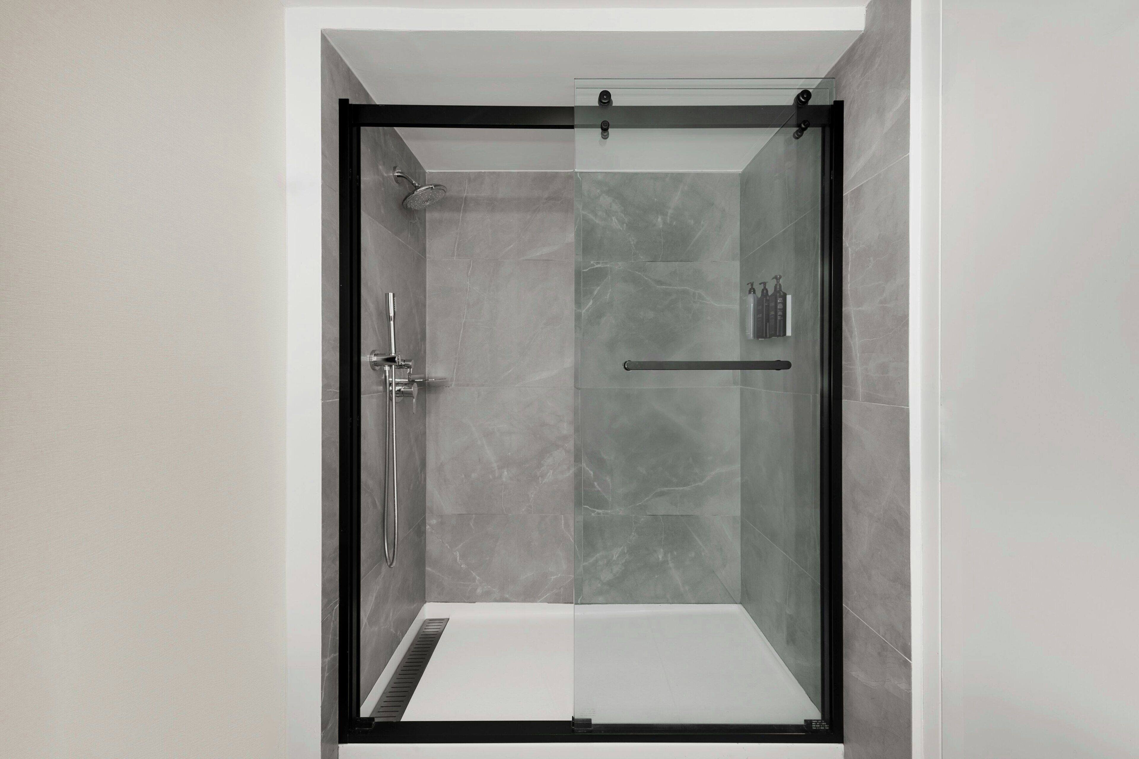 Chambre, 1 très grand lit | Salle de bain | Ensemble douche/baignoire, articles de toilette de luxe, sèche-cheveux