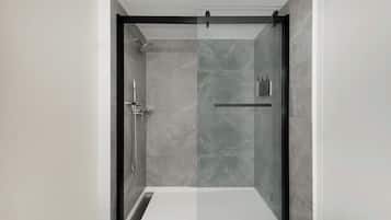Chambre, 1 très grand lit | Salle de bain | Ensemble douche/baignoire, articles de toilette de luxe, sèche-cheveux