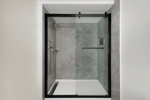 Habitación, 1 cama King size | Baño | Tina con regadera, amenidades de baño de diseñador, secadora de cabello