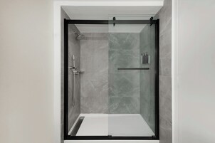 Habitación, 1 cama de matrimonio grande | Baño | Ducha y bañera combinadas y artículos de higiene personal de diseño