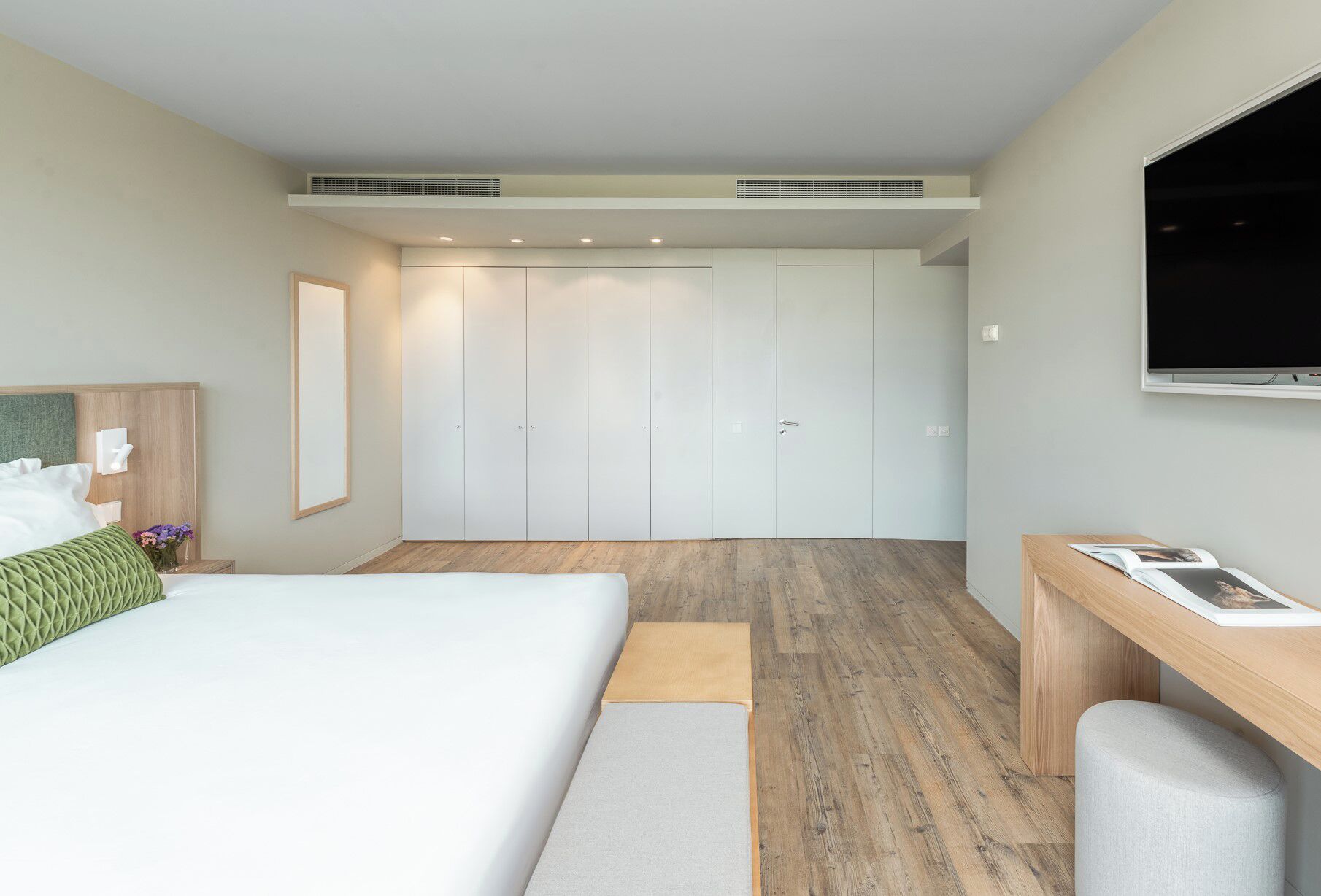 Ropa de cama hipoalergénica y caja de seguridad en la habitación 