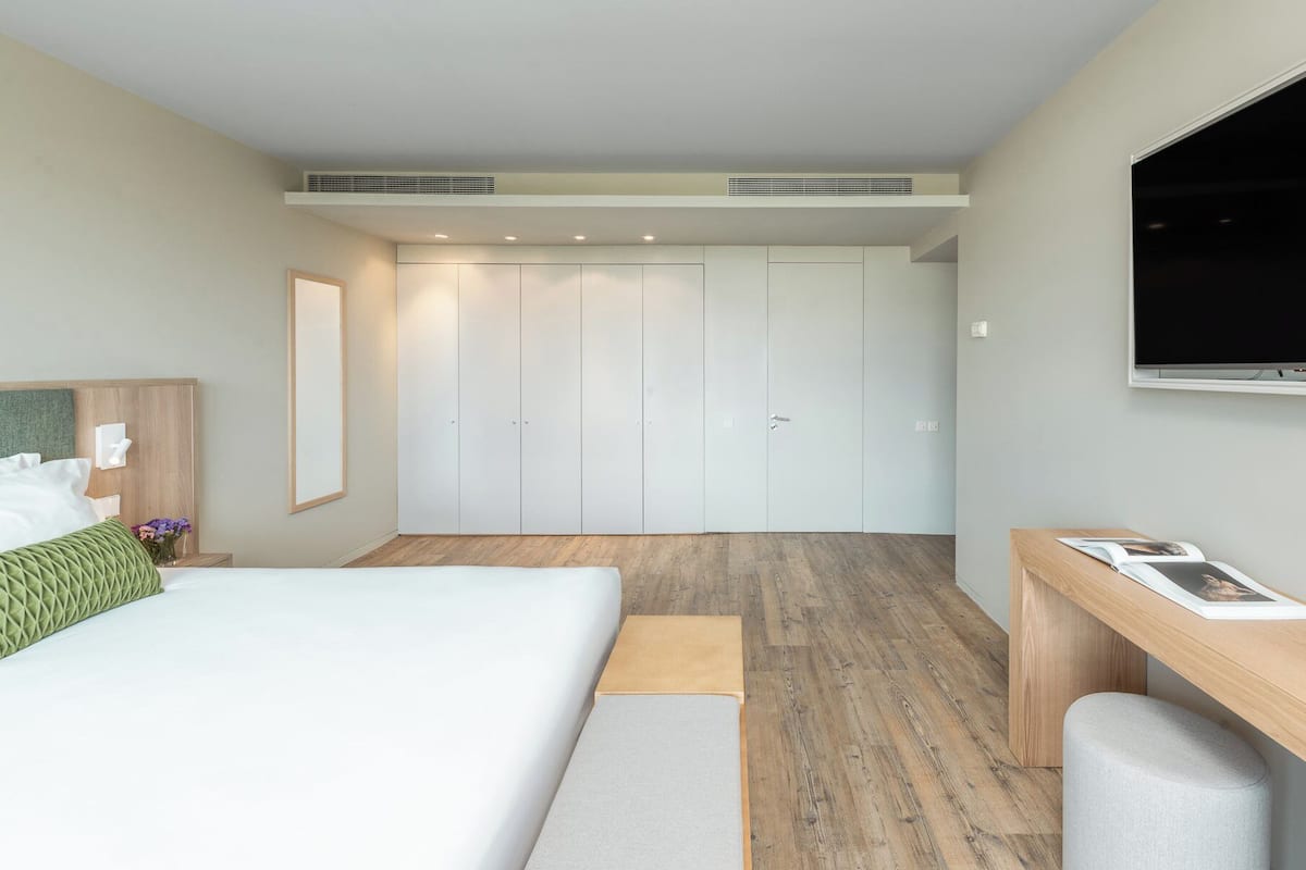 Ropa de cama hipoalergénica y caja de seguridad en la habitación