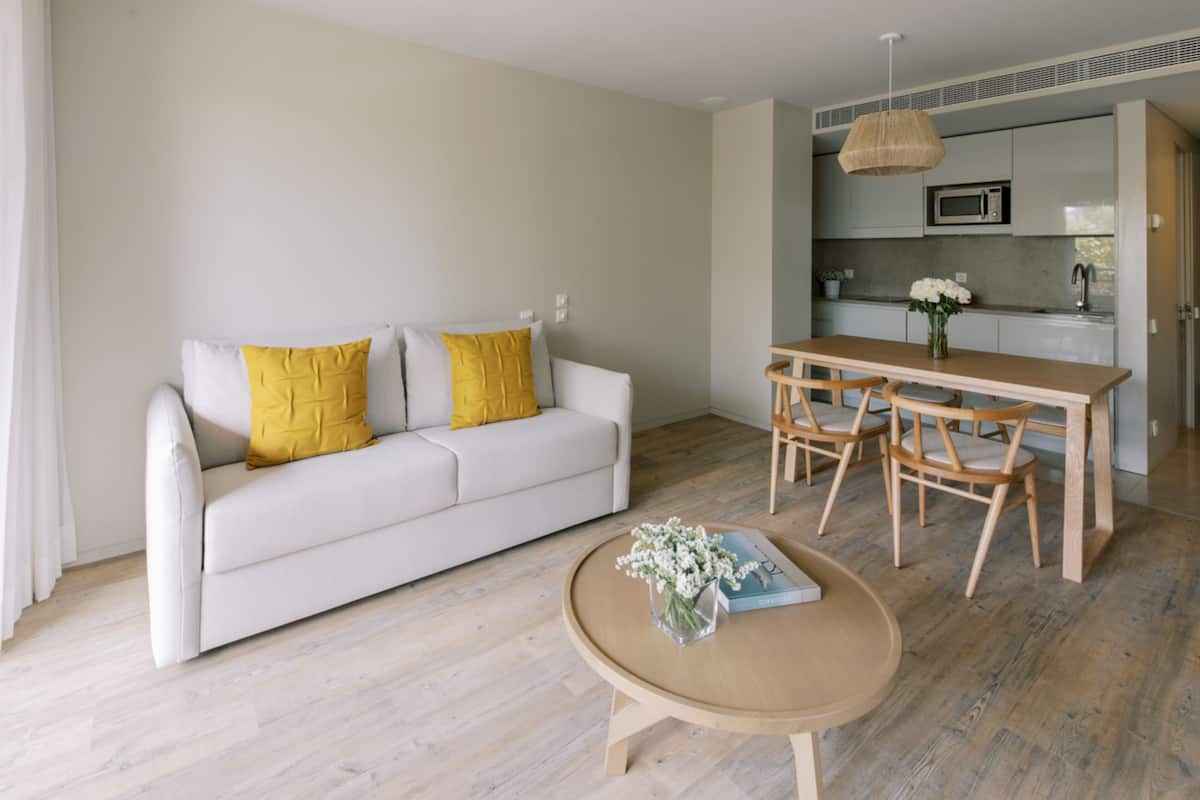 Suite estándar, 1 habitación | Cocina básica privada | Hervidor eléctrico y mesa de comedor