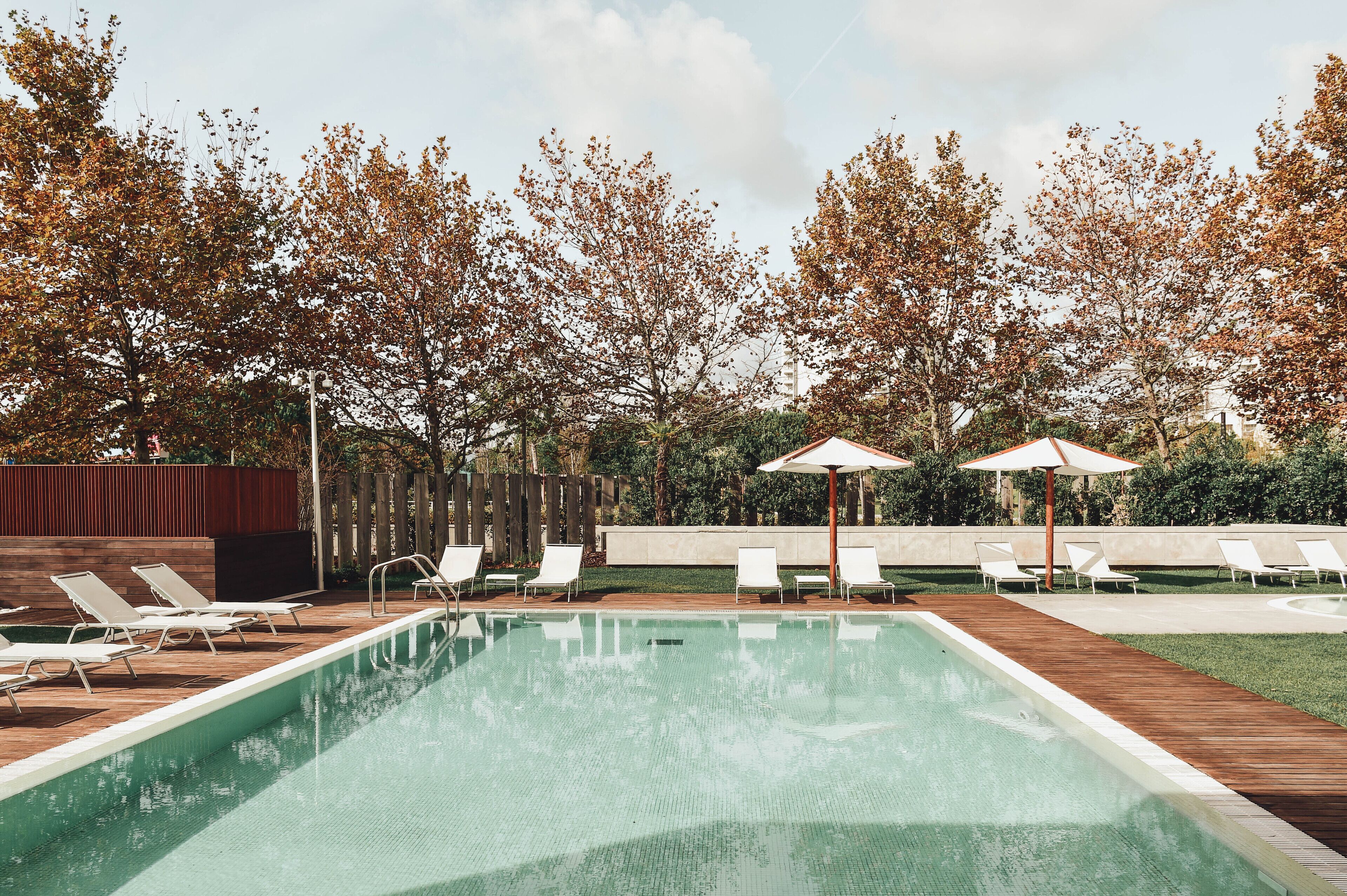 室内游泳池，室外游泳池，日光浴躺椅