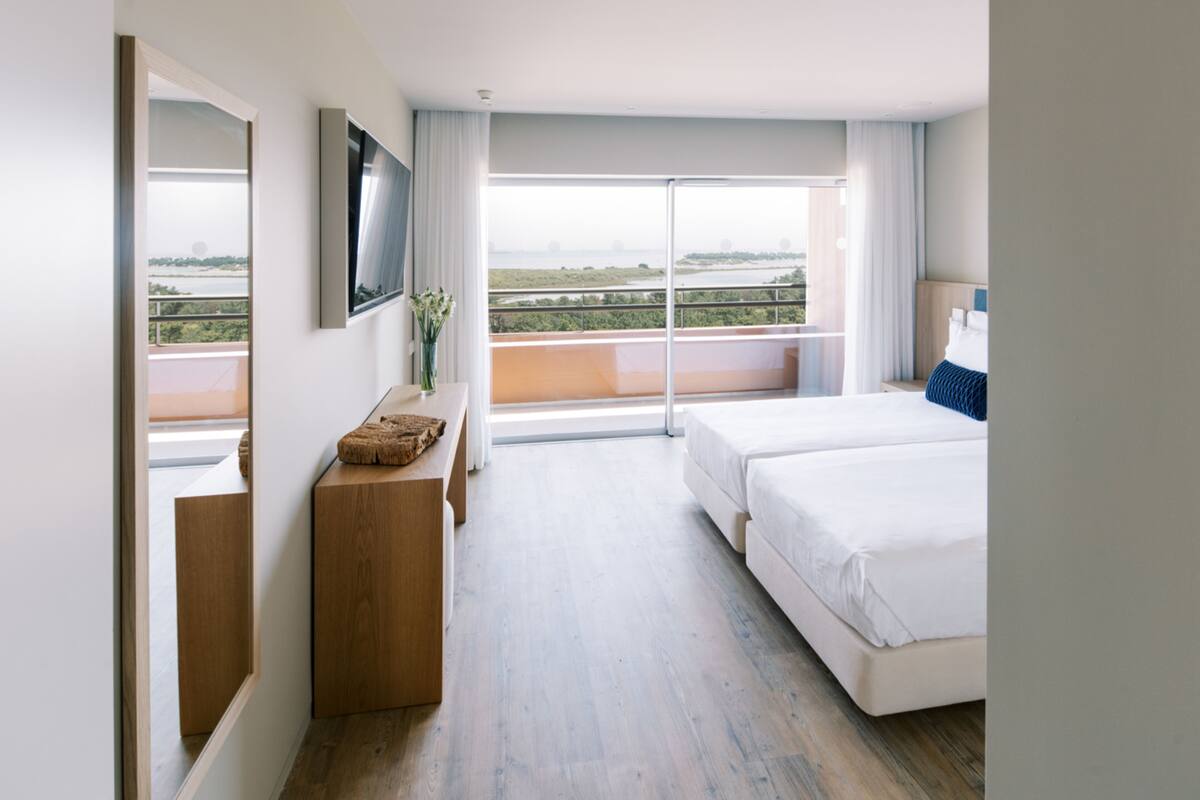 Apartemen Premium, 1 kamar tidur, pemandangan sungai | Seprai antialergi, brankas, tirai kedap cahaya, dan kedap suara