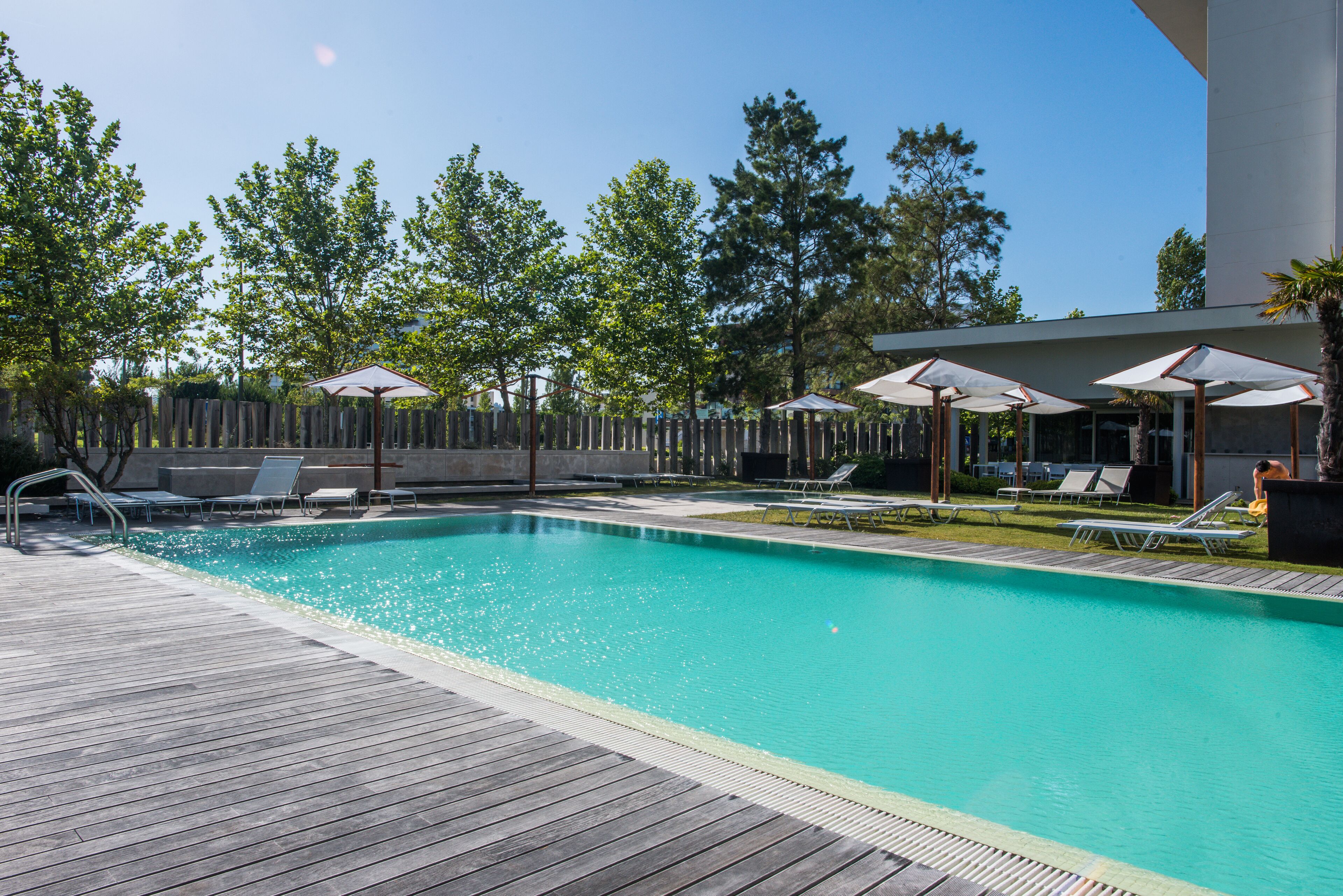 Innenpool, Außenpool, Liegestühle