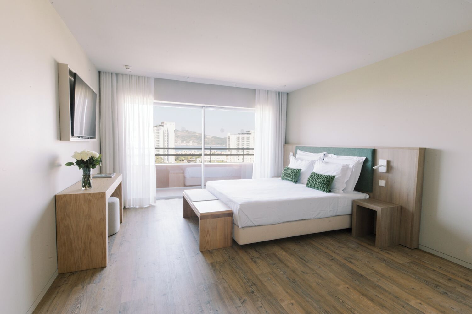 Ropa de cama hipoalergénica y caja de seguridad en la habitación 