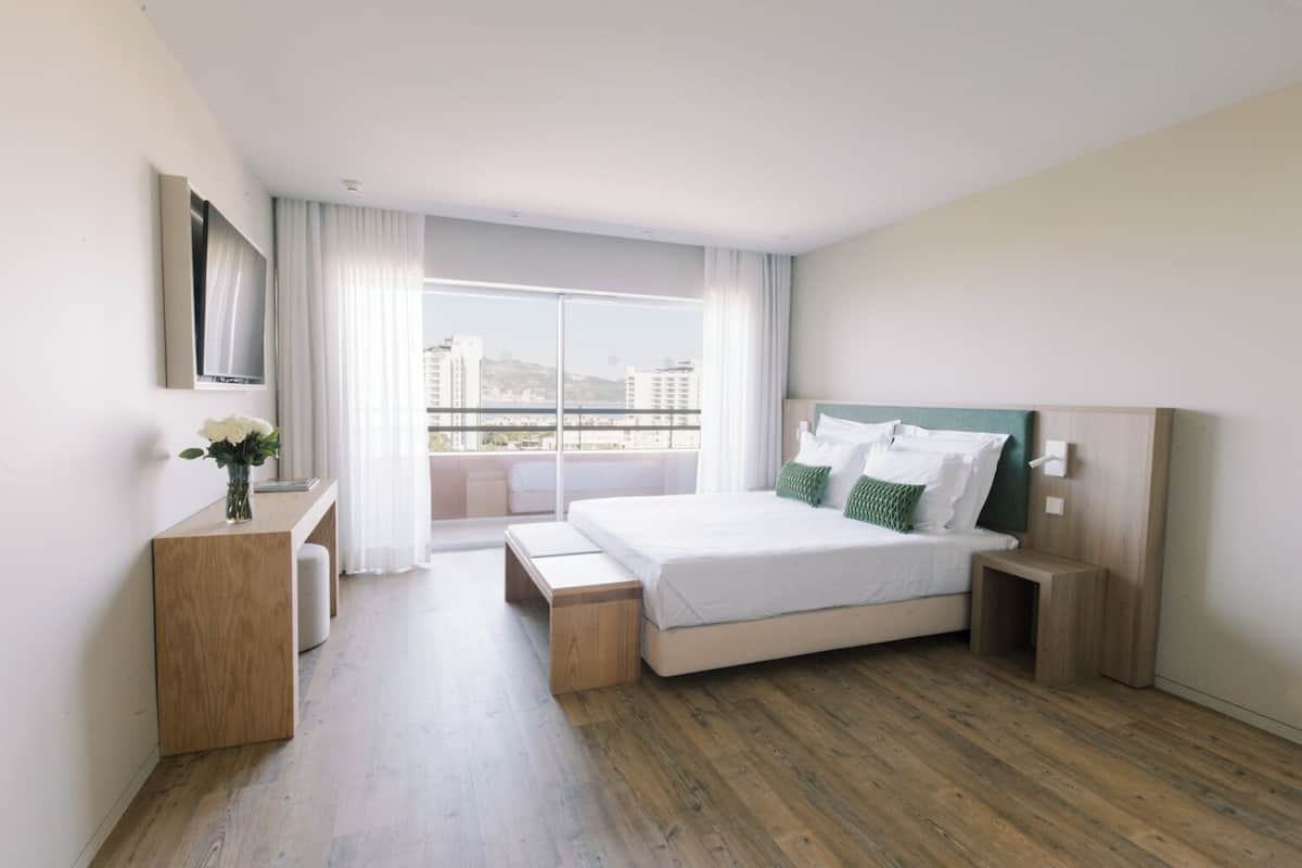 Ropa de cama hipoalergénica y caja de seguridad en la habitación