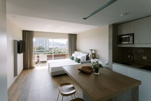 Estudio, vistas al mar | Ropa de cama hipoalergénica, caja fuerte, cortinas opacas