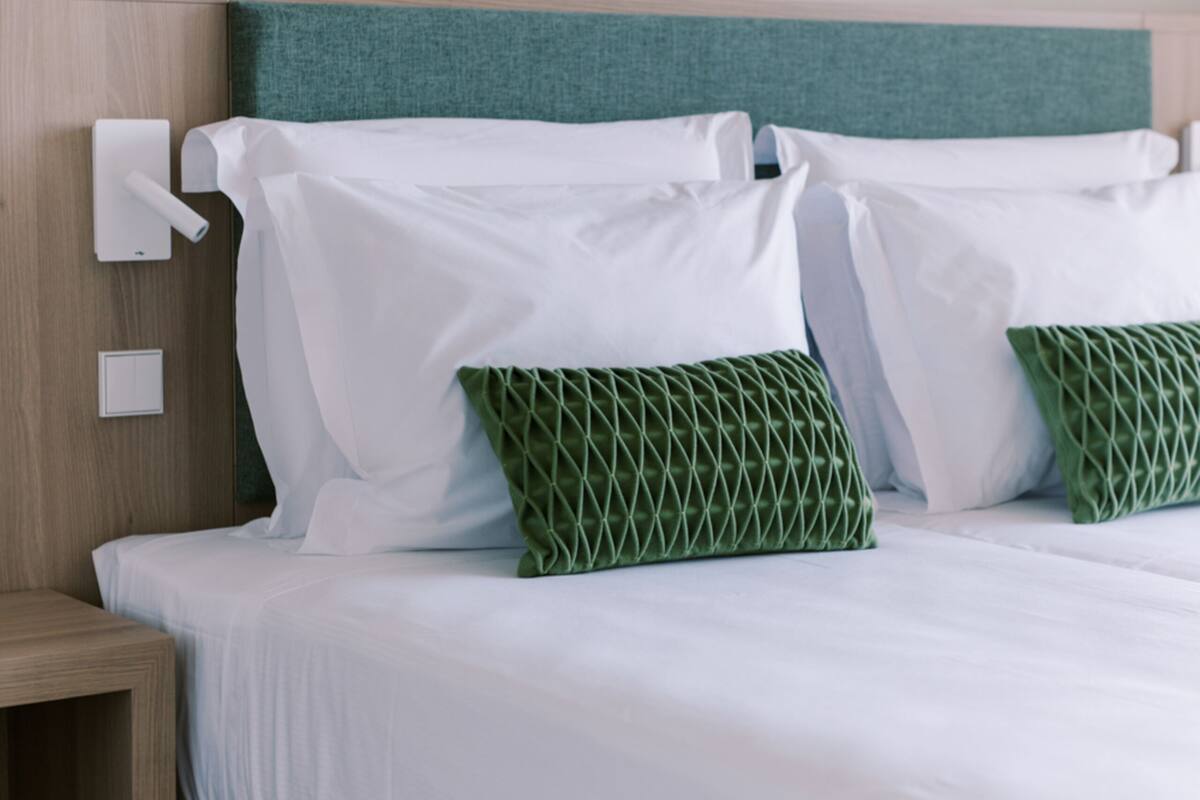 Apartemen Premium, 2 kamar tidur, pemandangan laut | Seprai antialergi, brankas, tirai kedap cahaya, dan kedap suara