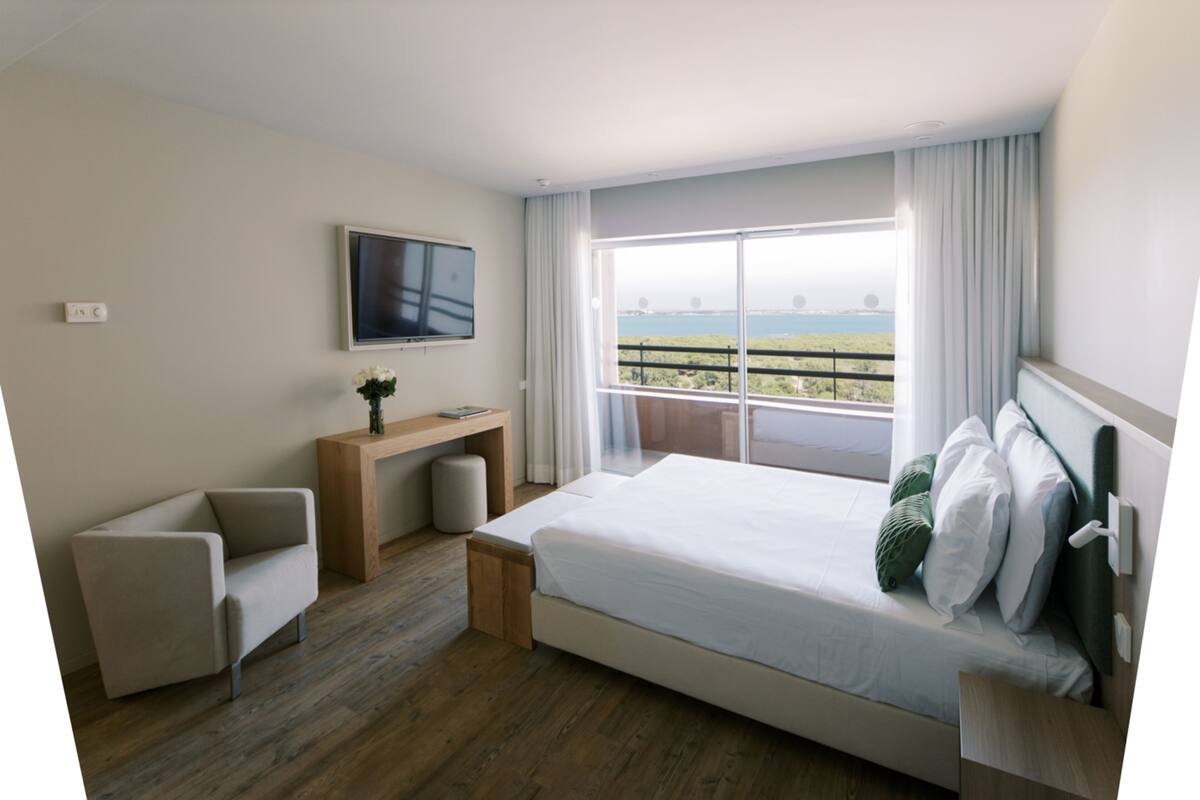 Apartemen Premium, 2 kamar tidur, pemandangan sungai | Seprai antialergi, brankas, tirai kedap cahaya, dan kedap suara