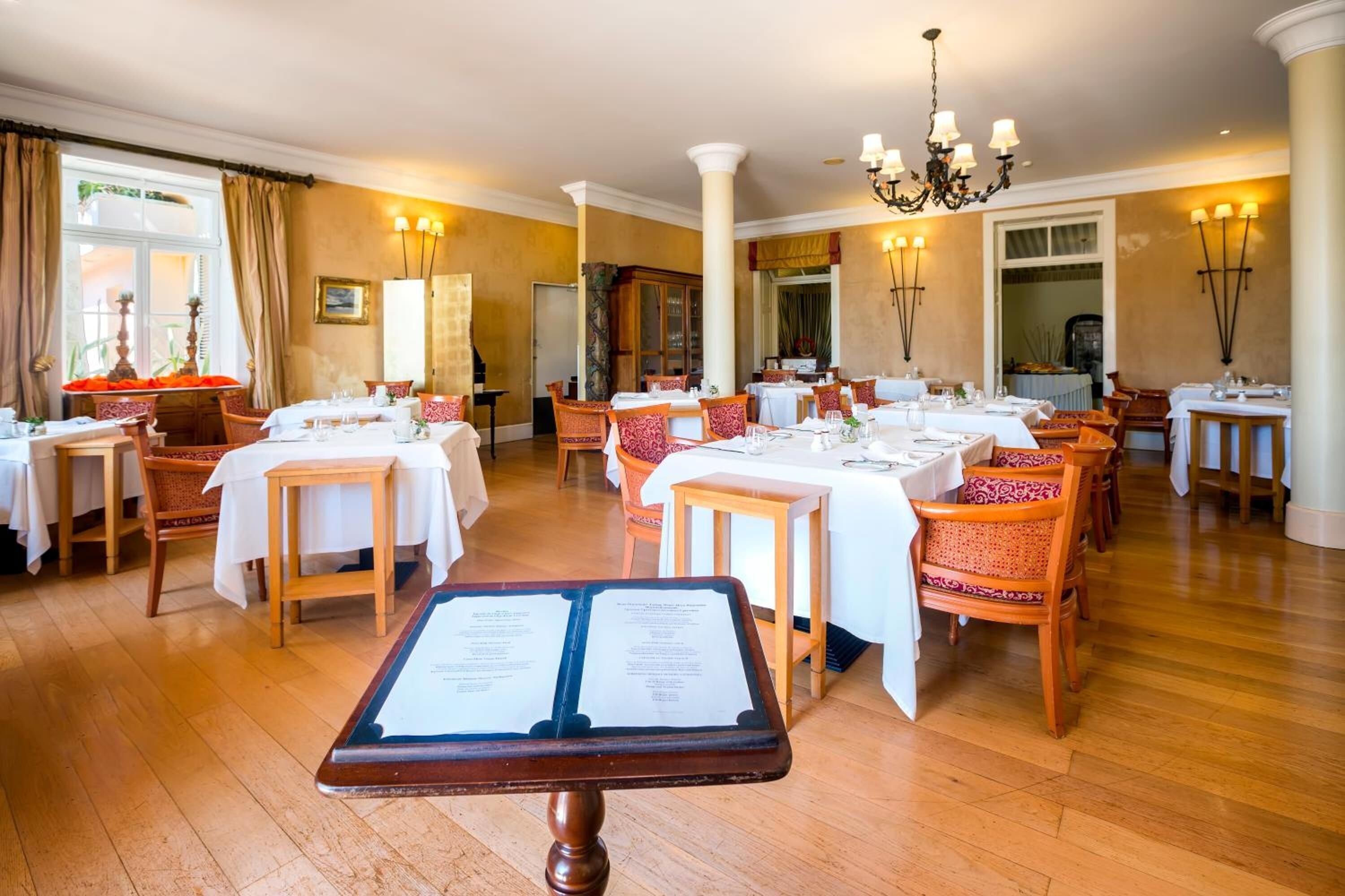 2 restaurants, breakfast served