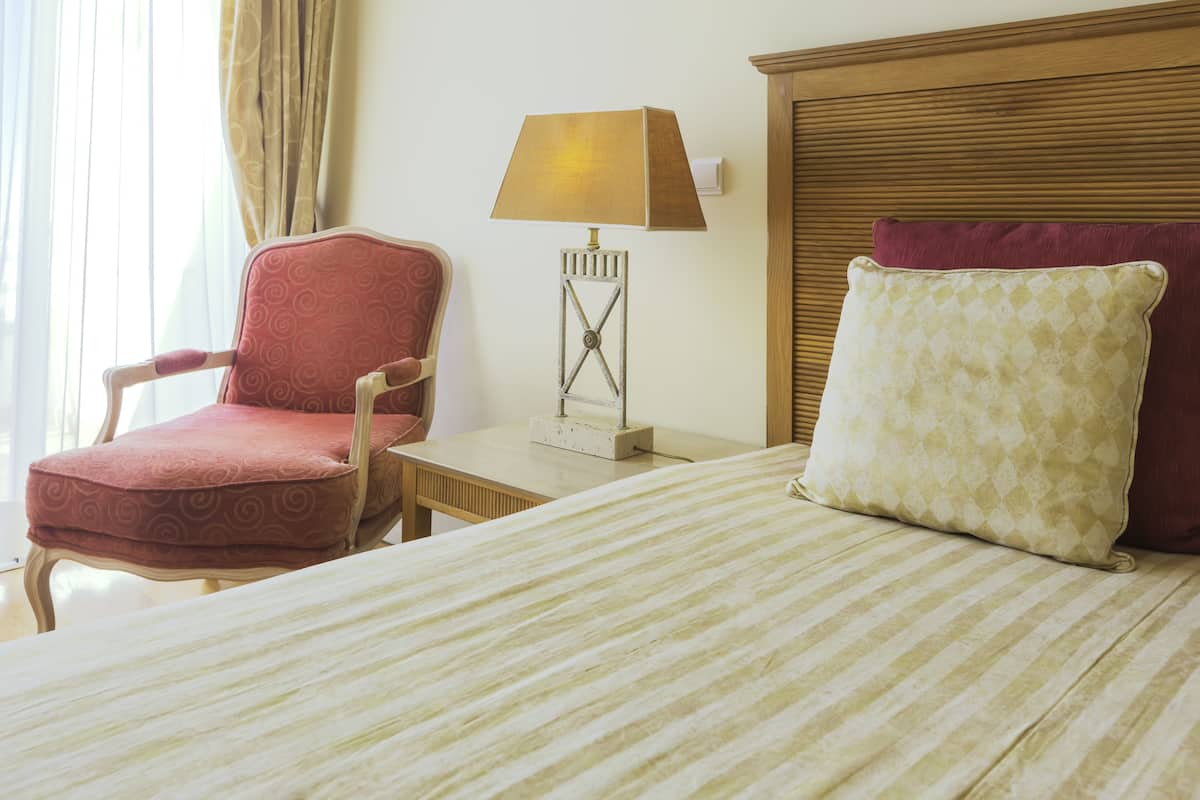 In-room safe, bed sheets