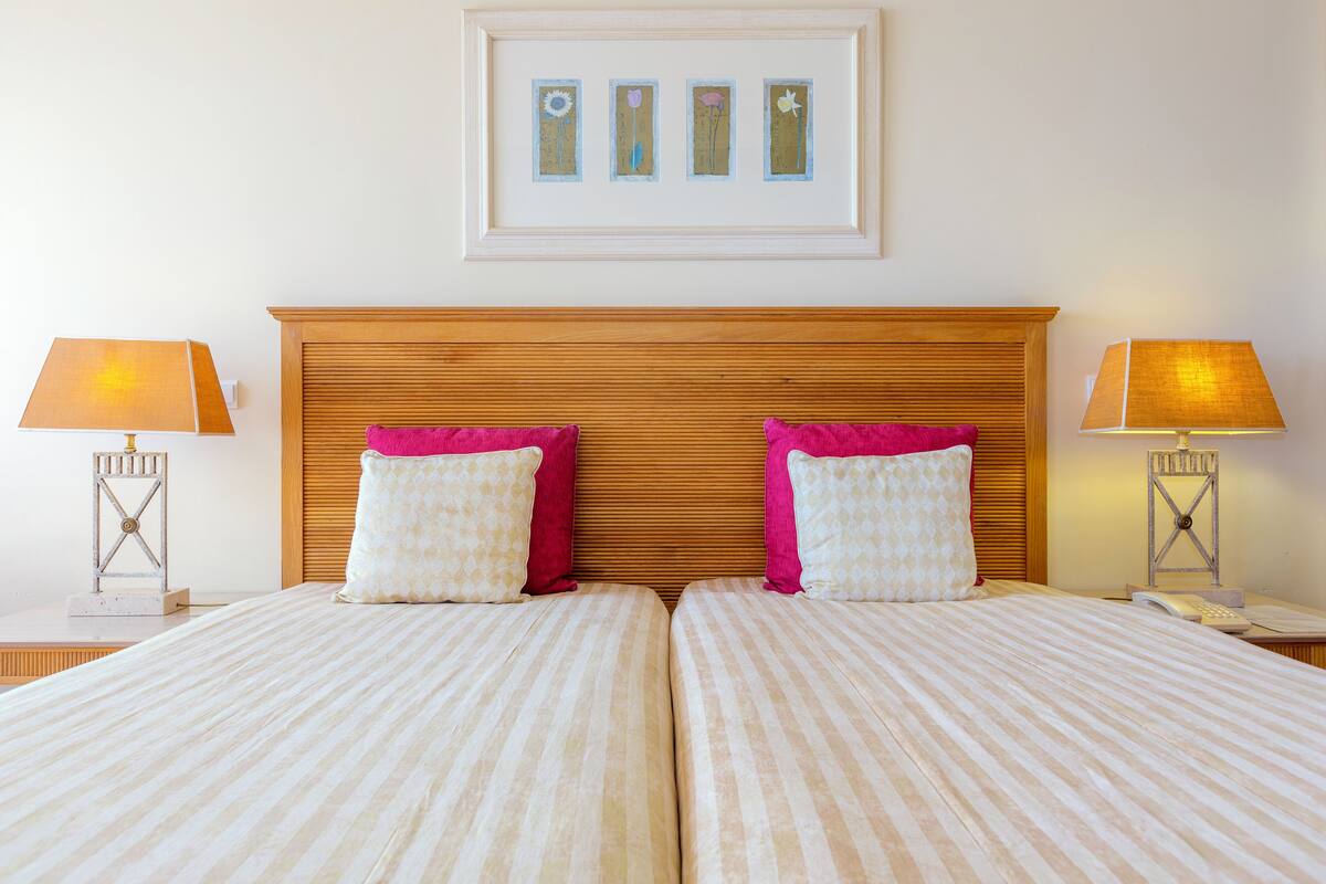 In-room safe, bed sheets