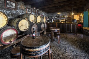 2 restaurantes, é servido café da manhã