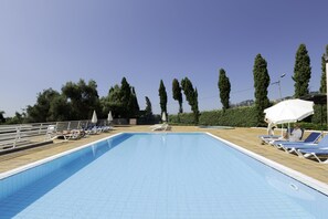 Piscine extérieure, accès possible de 8 h à 19 h, parasols