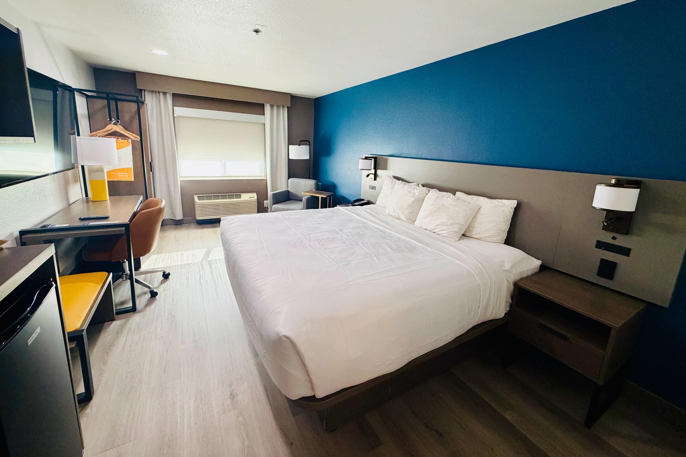 Habitación estándar, 1 cama King size, para no fumadores | Ropa de cama de alta calidad, camas con pillow-top y cortinas blackout 