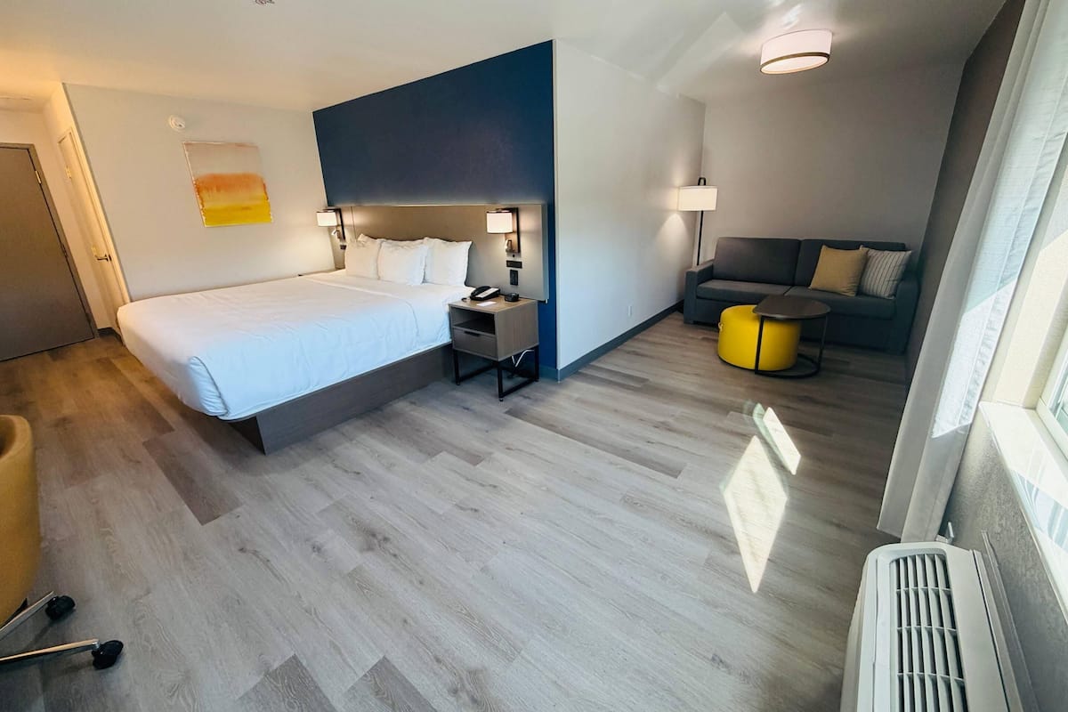 Sengetøy av topp kvalitet, senger med overmadrass og blendingsgardiner