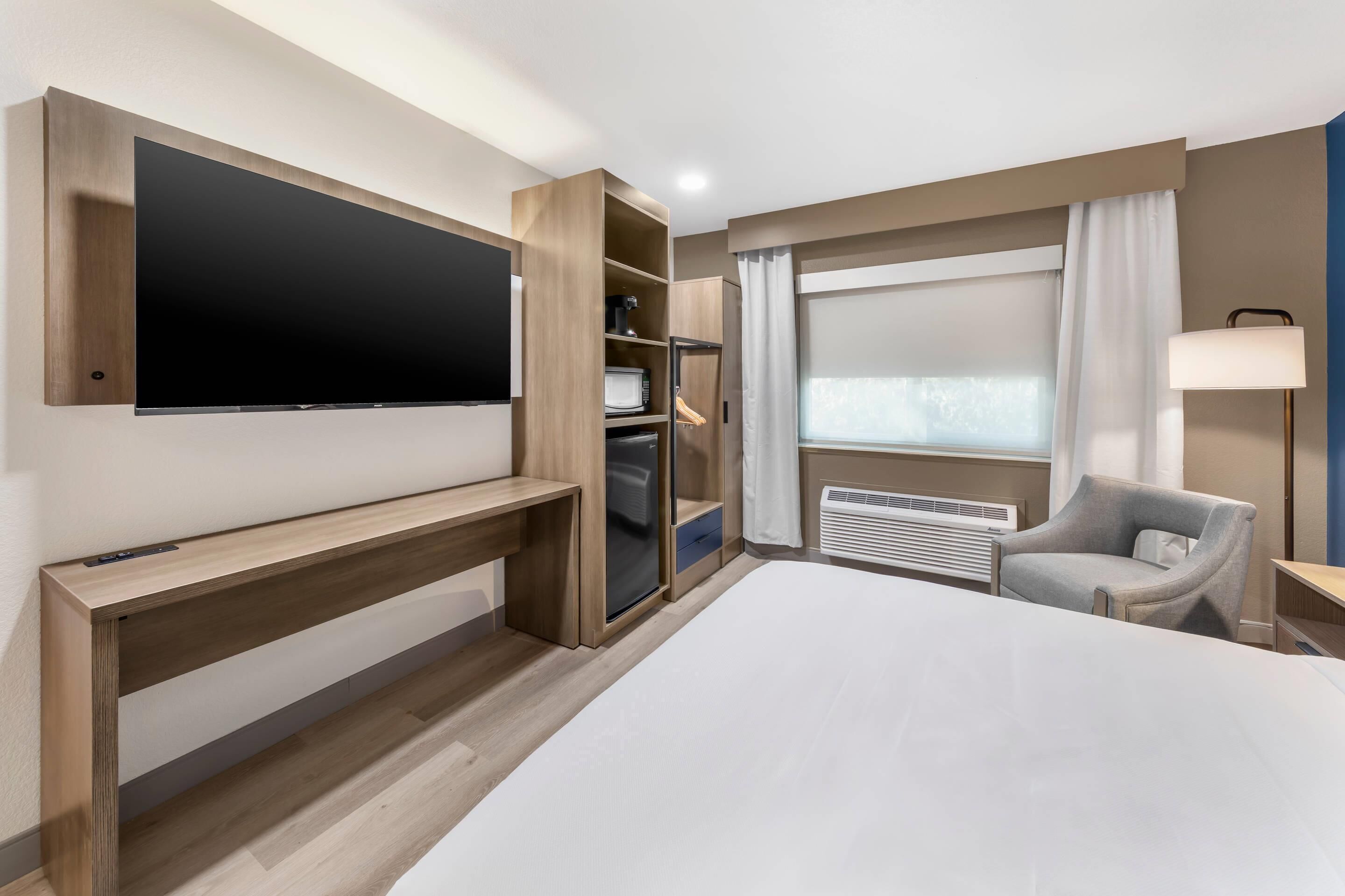 Room, 1 Queen Bed, Accessible, Non Smoking | Premium bedding, pillowtop beds, blackout drapes, iron/ironing board