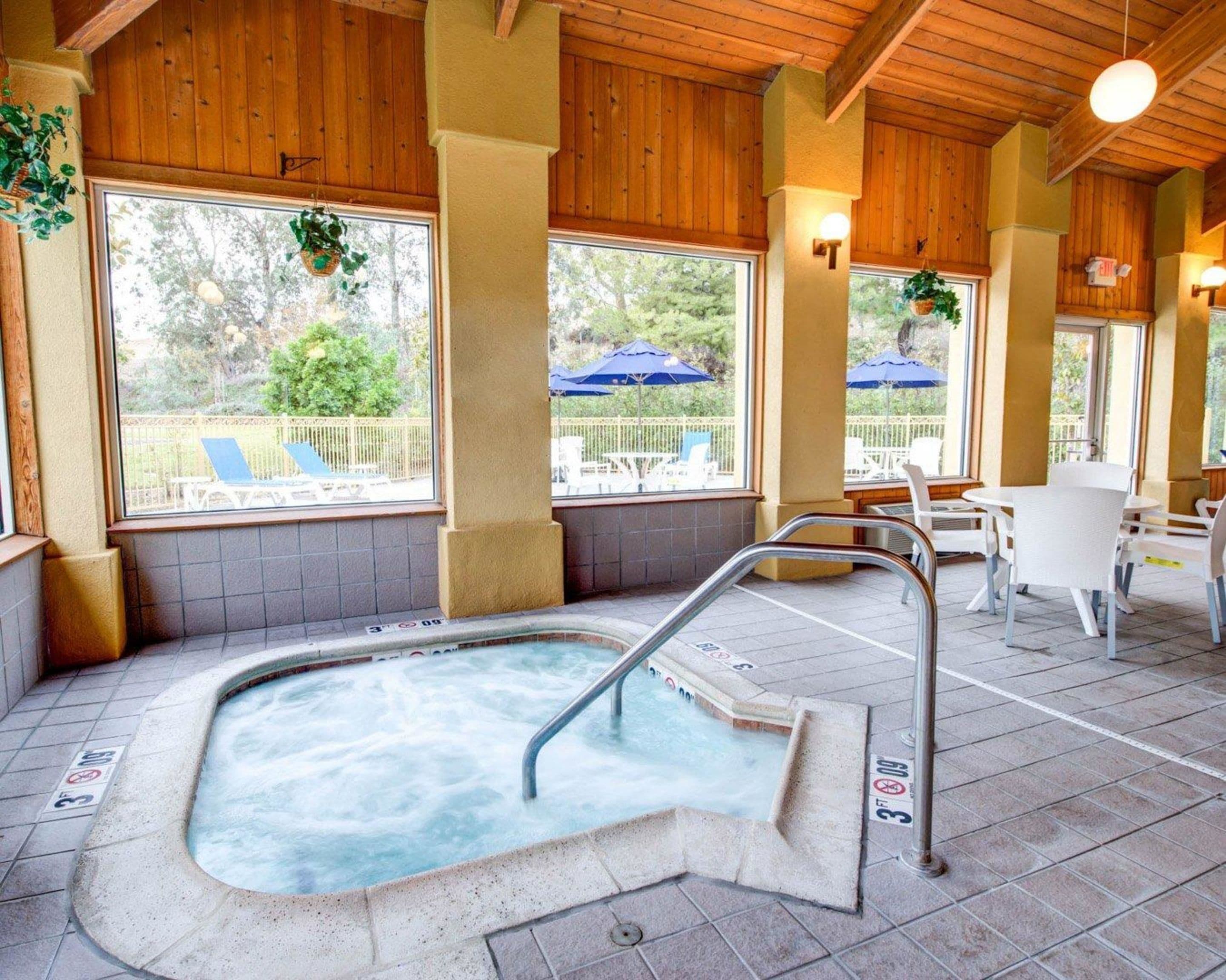 Una piscina cubierta (de 06:00 a 22:00), tumbonas