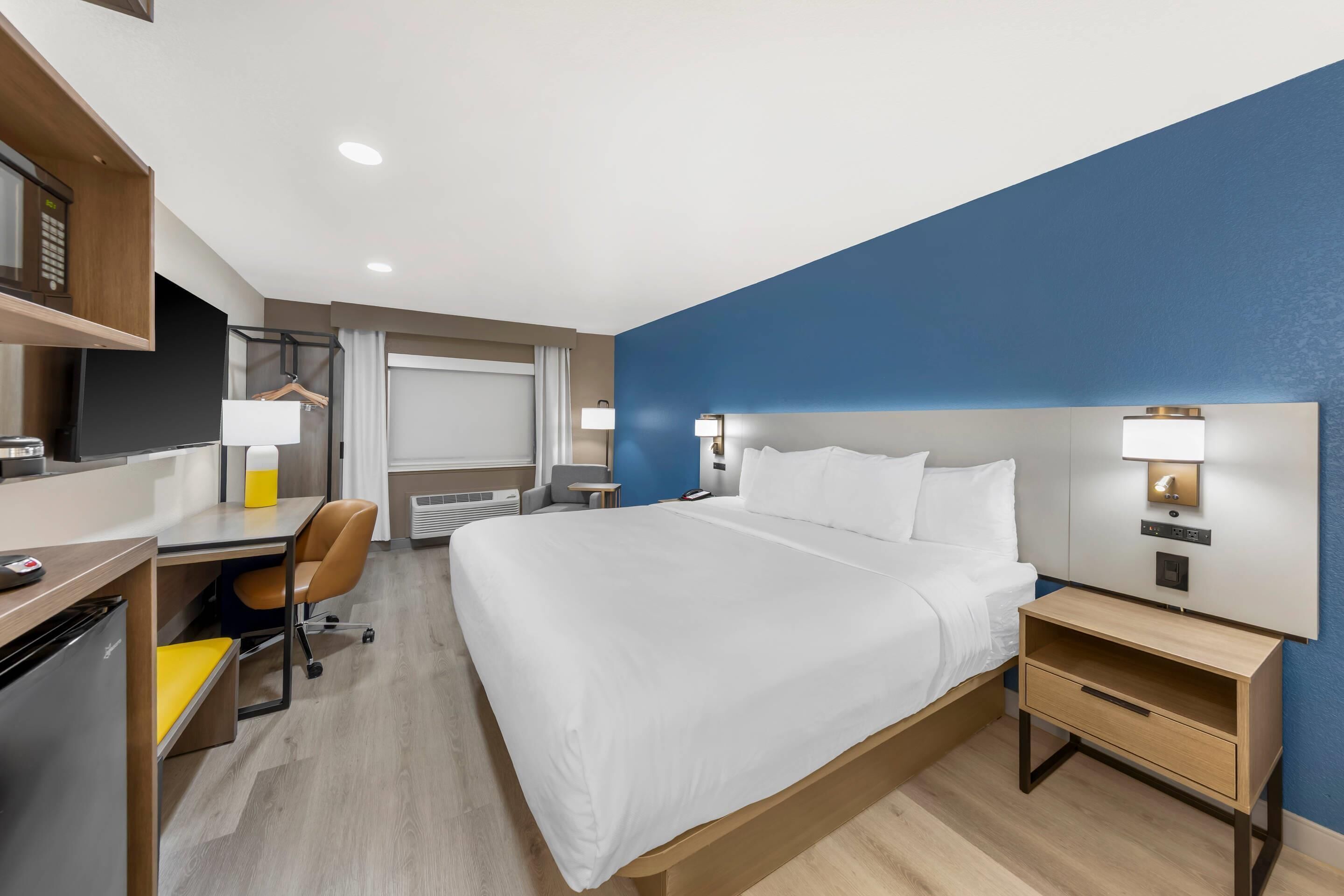 Standard Room, 1 King Bed, Non Smoking | Premium bedding, pillowtop beds, blackout drapes, iron/ironing board