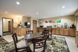 Café da manhã com buffet grátis todos os dias