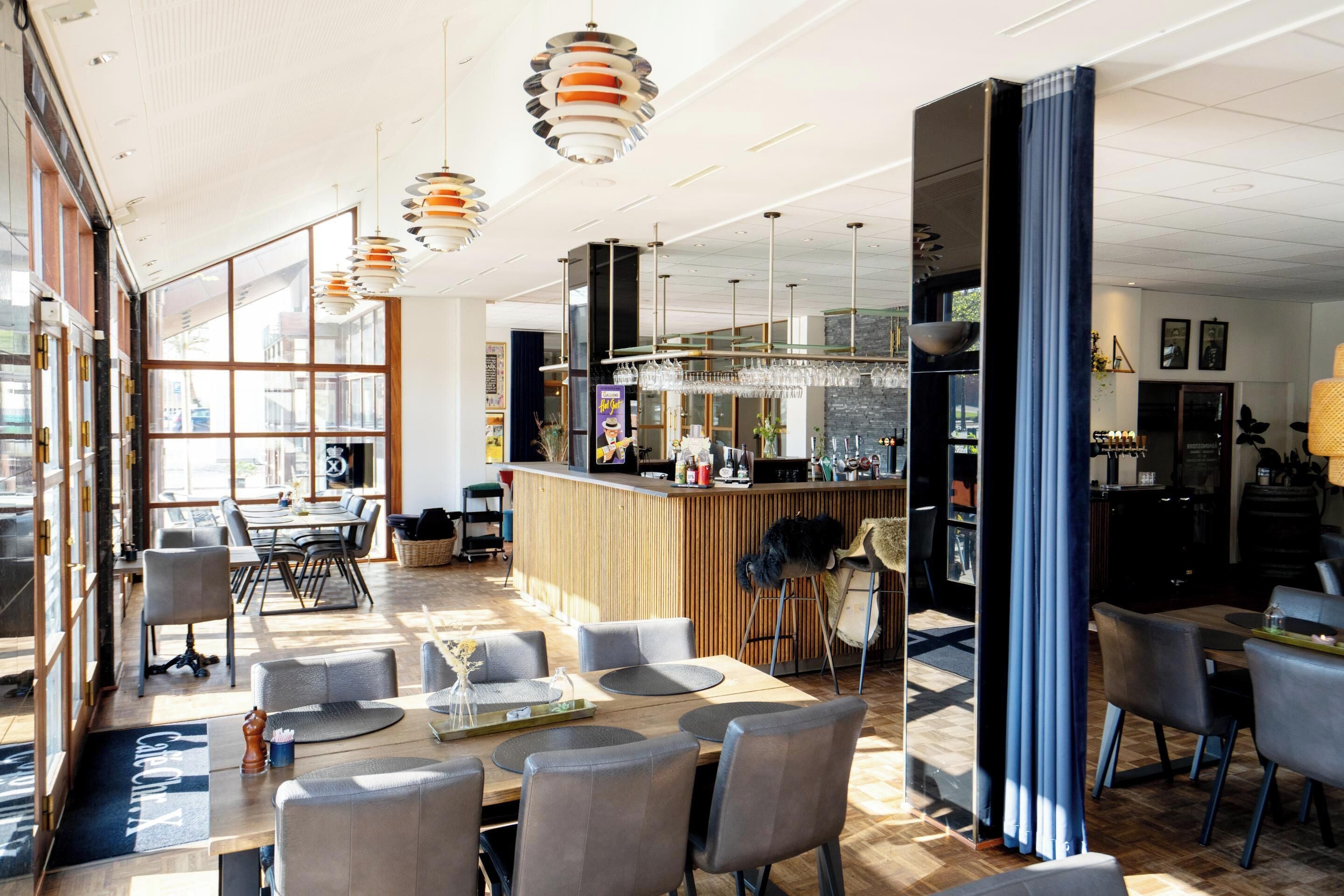 Serveert lunch en diner, internationale gerechten