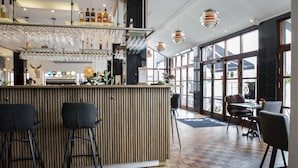 Bar (trong khuôn viên)