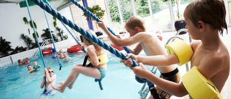 Una piscina con cuerdas para que jueguen los niños.