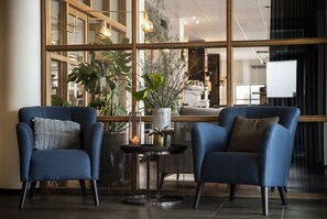 Coin salon dans le hall