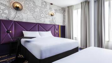 Standaard suite, Meerdere bedden | Een kluis op de kamer, een bureau, geluiddichte muren