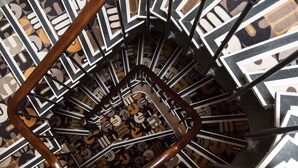 A spiral staircase with a patterned carpet. - Ibis Styles Paris Mairie de Clichy (Clichy)