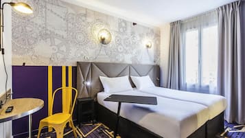 Standaard kamer, 2 eenpersoonsbedden | Een kluis op de kamer, een bureau, geluiddichte muren