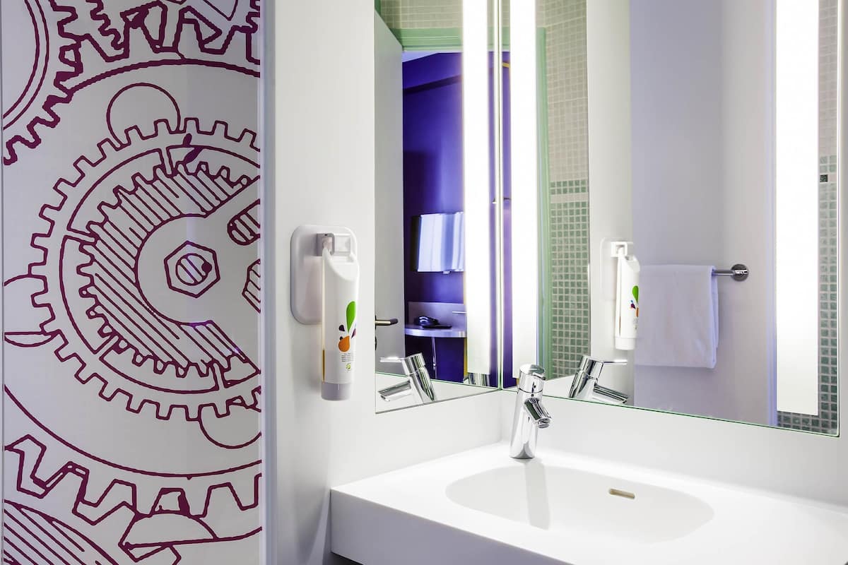 Zimmersafe, Schreibtisch, schallisolierte Zimmer, Bügeleisen/Bügelbrett