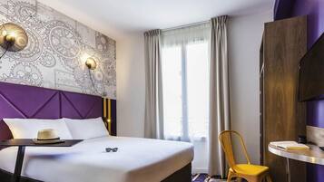 Rom – standard, 1 dobbeltseng | Safe på rommet, skrivebord, lydisolert og strykejern/-brett